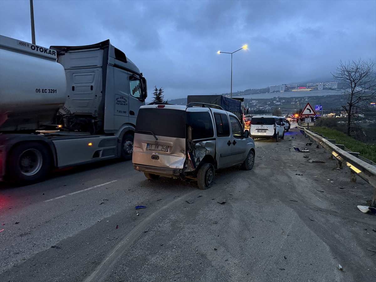 Samsun'un İlkadım ilçesinde freni boşalan tırın seyir halindeki 4 araca çarpması sonucu 6 kişi...