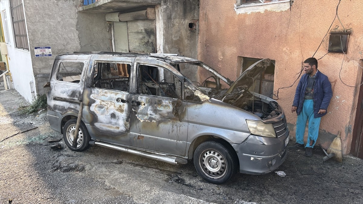 Samsun'un İlkadım ilçesinde hafif ticari araçta çıkan yangında araç kullanılamaz hale...