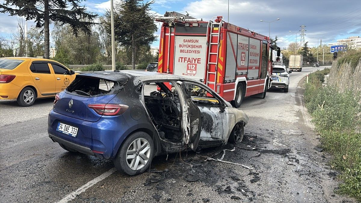 Samsun'un İlkadım ilçesinde seyir halinde alev alan otomobil söndürüldü.