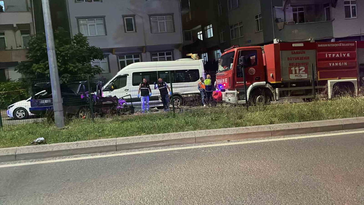 SAMSUN'UN İLKADIM İLÇESİNDE SÜRÜCÜSÜNÜN DİREKSİYON HAKİMİYETİNİ KAYBETTİĞİ TOFAŞ OTOMOBİL, YOL...
