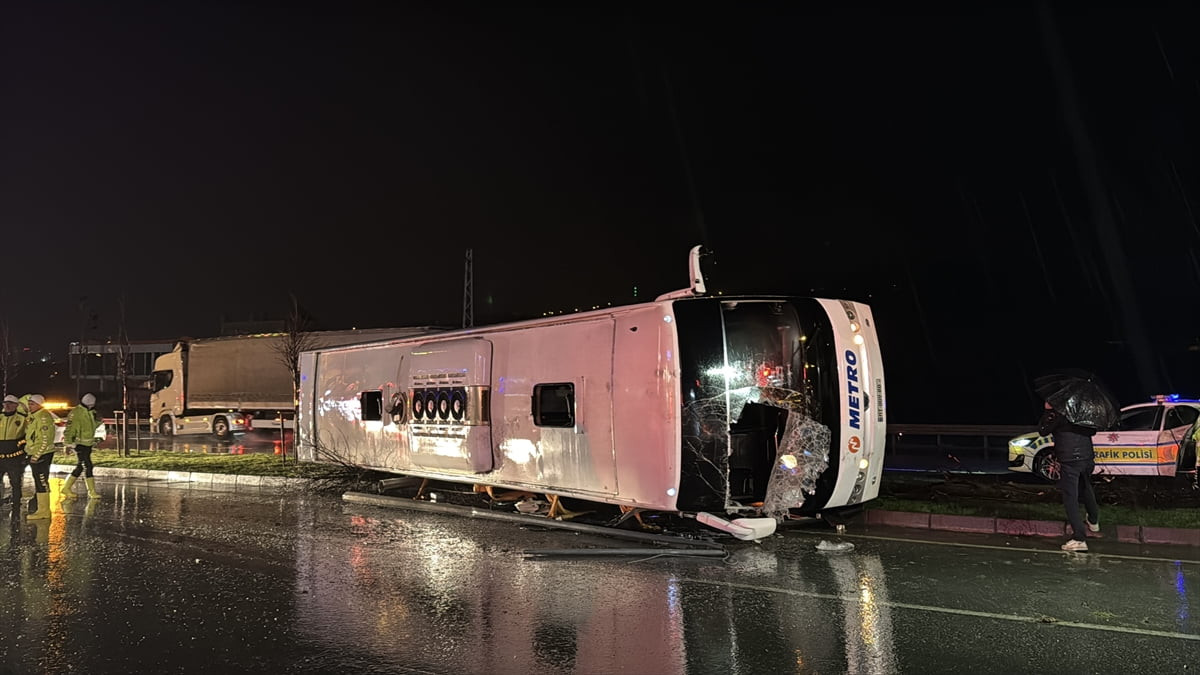 Samsun'un İlkadım ilçesinde yolcu otobüsünün devrilmesi sonucu 6 kişi yaralandı. Kaza yerine polis...