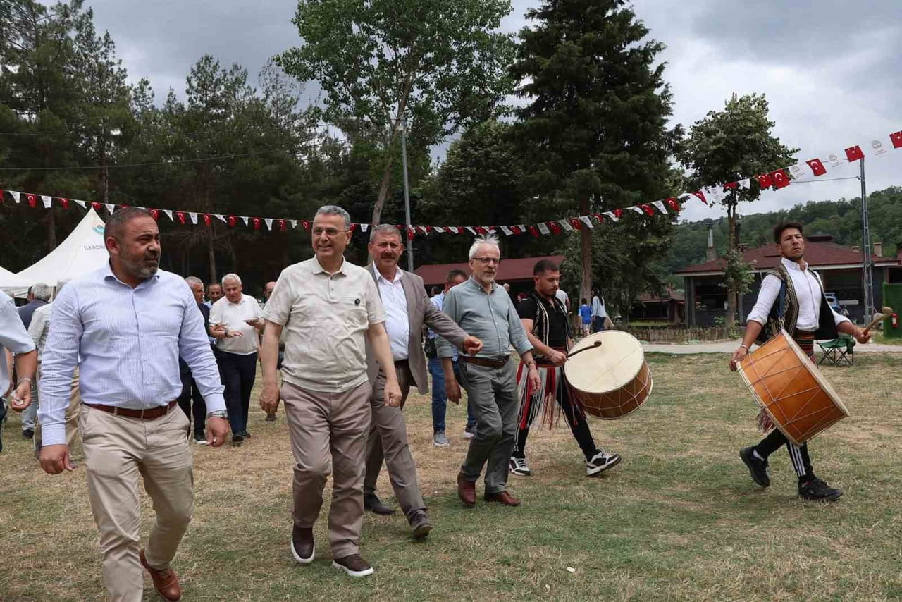 SAMSUN'UN KAVAK İLÇESİNDE BU YIL 3'ÜNCÜSÜ DÜZENLENEN GELENEKSEL YAZ ŞENLİĞİNDE KEŞKEK İKRAMINDA...