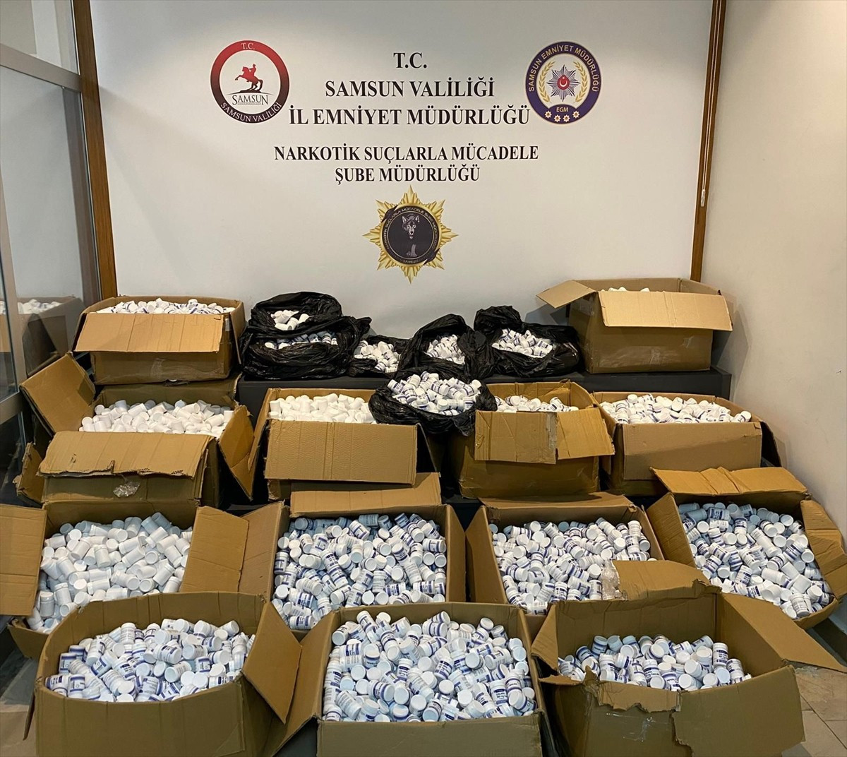 Samsun'un Kavak ilçesinde düzenlenen operasyonda 350 bin uyuşturucu hap ele geçirildi, 3 zanlı...