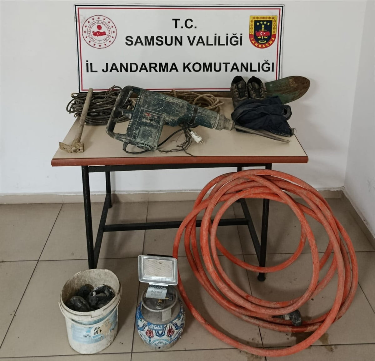 Samsun'un Kavak ilçesinde kaçak kazı yapan 3 şüpheli suçüstü yakalandı. Belirlenen adrese...