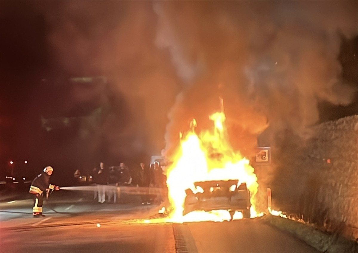 Samsun'un Kavak ilçesinde seyir halinde yanmaya başlayan lüks otomobil kullanılamaz hale geldi.