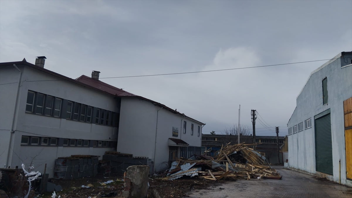 Samsun'un Ladik ilçesinde kuvvetli rüzgar nedeniyle bazı binaların çatıları uçtu.