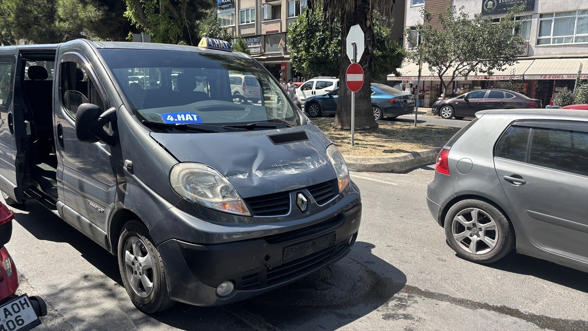 Samsun'un merkez İlkadım ilçesinde kamyon ile dolmuşun çarpışması sonucu 4 kişi yaralandı.