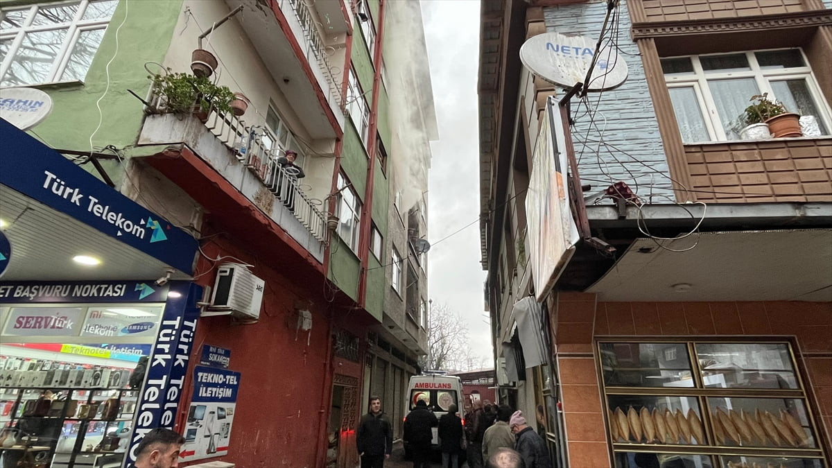 Samsun'un Salıpazarı ilçesinde bir evde çıkan yangında dumandan etkilenen 2 kişi hastaneye...