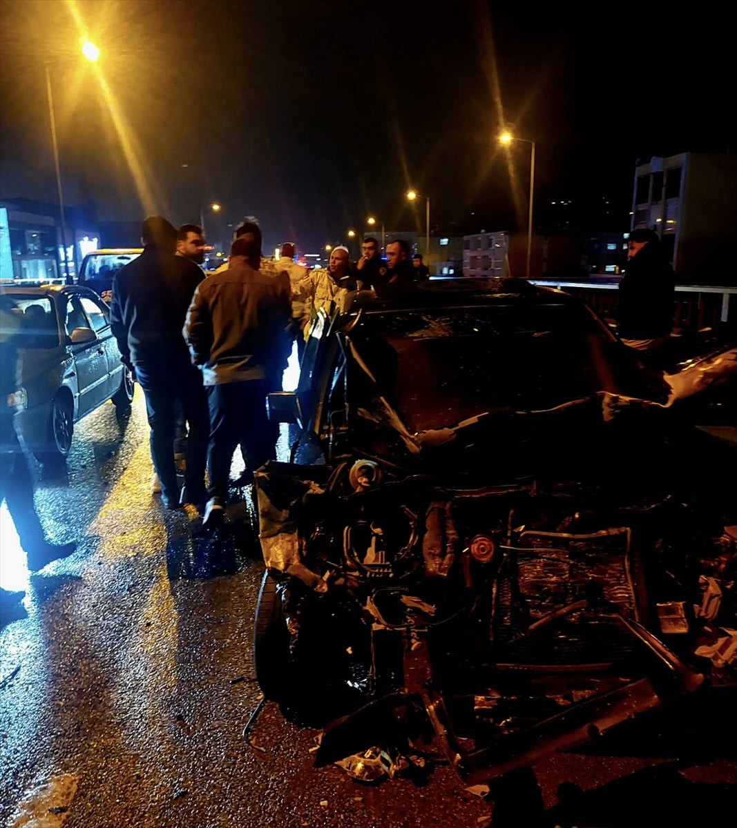 Samsun'un Tekkeköy ilçesinde 8 otomobilin karıştığı zincirleme trafik kazasında 2 kişi...
