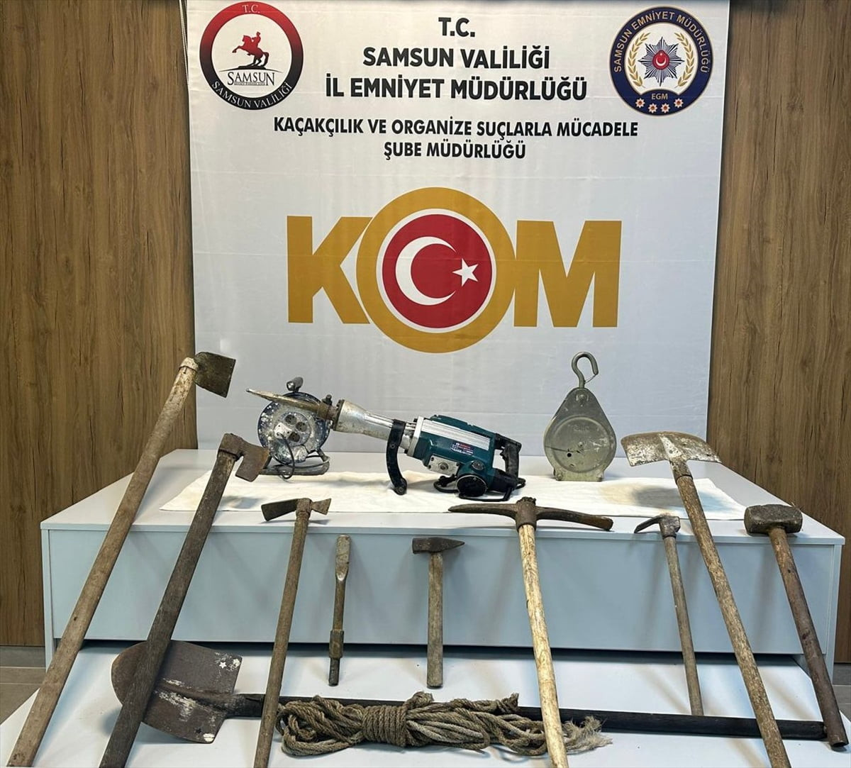 Samsun'un Tekkeköy ilçesinde araziye çukur kazarak define arayan 4 şüpheli gözaltına alındı....