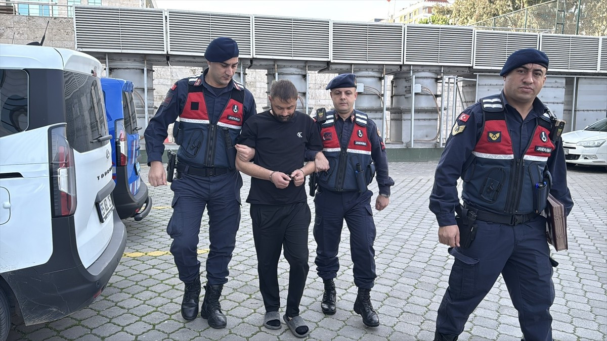 Samsun'un Tekkeköy ilçesinde düzenlenen uyuşturucu operasyonunda 2 bin 460 uyuşturucu hap ele...