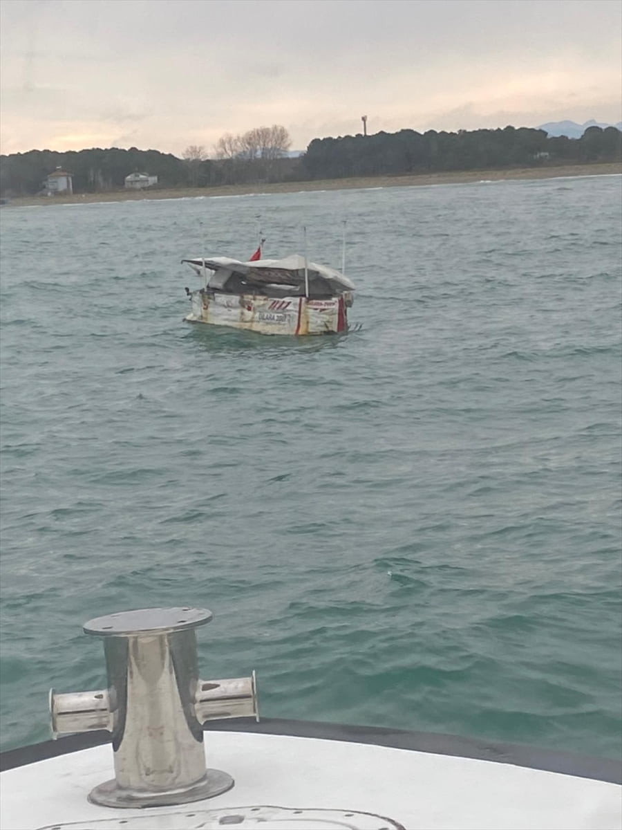  Samsun'un Tekkeköy ilçesinde halatlarının çözülmesi sonucu sürüklenmeye başlayan ve içinde kimse...