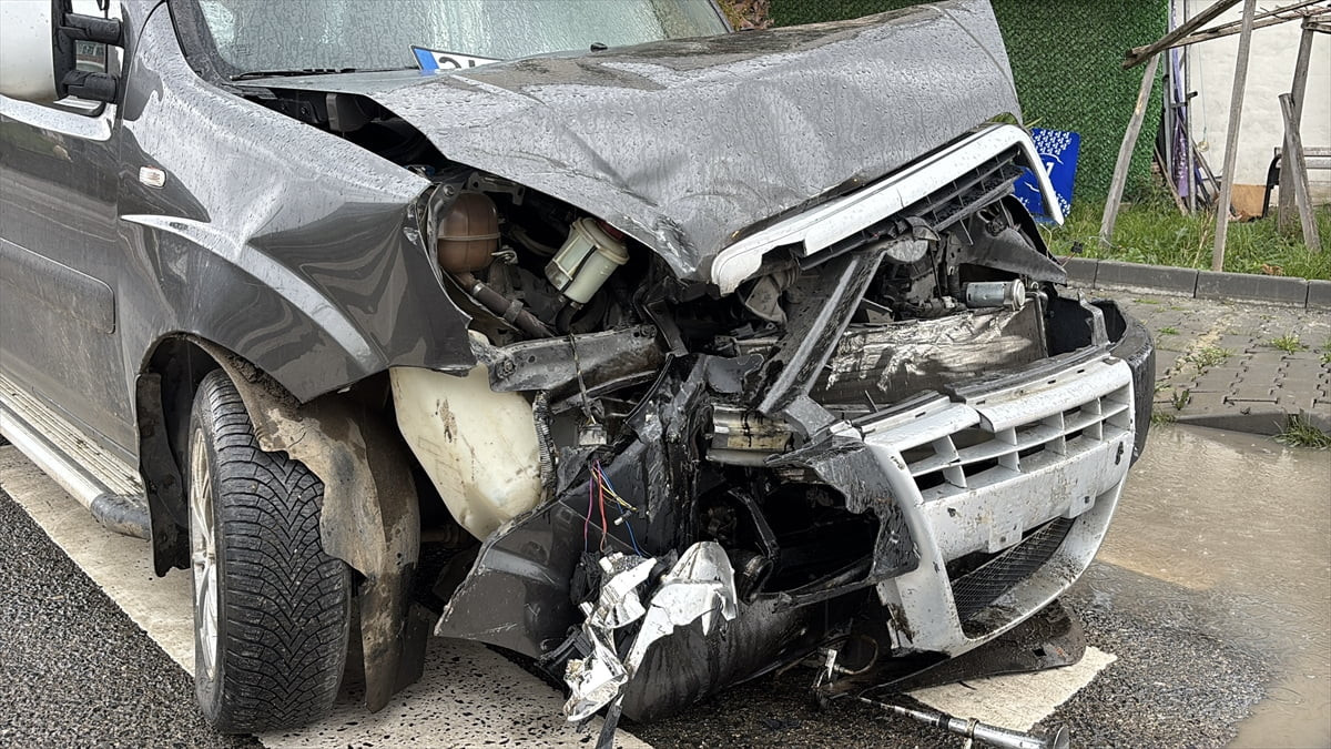 Samsun'un Tekkeköy ilçesinde iki otomobilin çarpıştığı kazada araçlarda hasar oluştu.