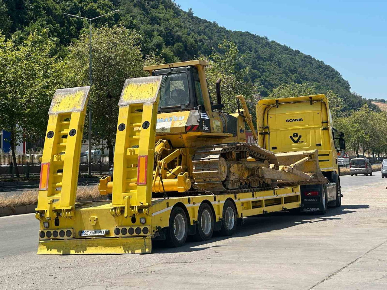 SAMSUN'UN TEKKEKÖY İLÇESİNDE MOTOSİKLET İLE İŞ MAKİNESİ TAŞIYAN TIRIN ÇARPIŞMASI SONUCU MEYDANA...