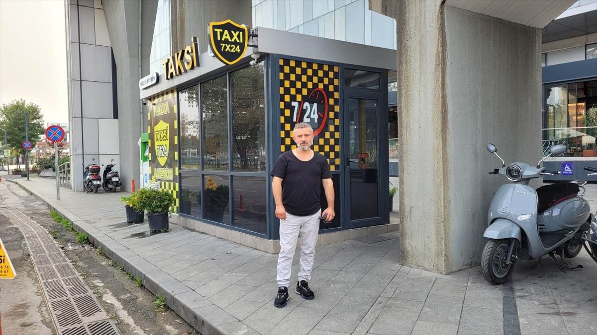 Samsun'un Tekkeköy ilçesinde taksi sürücüsü Tolga Erbay, önünde seyreden kamyonete çarpmaktan...