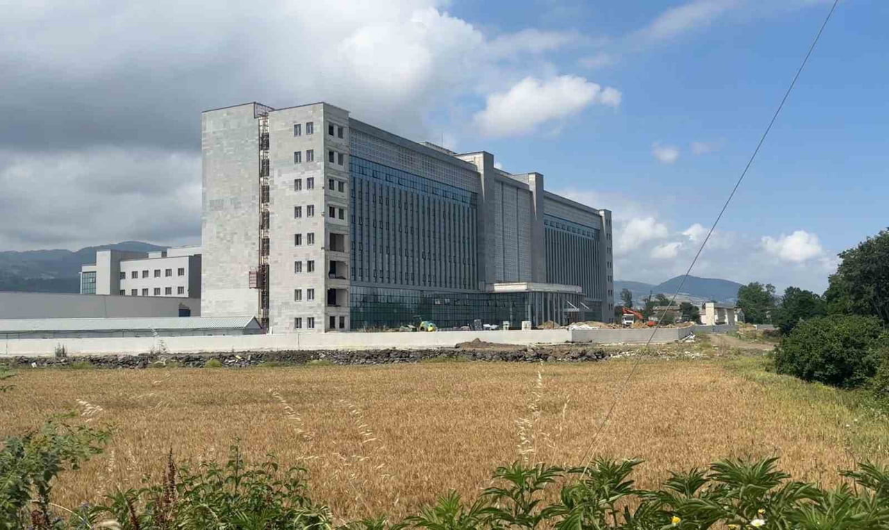 SAMSUN'UN TEKKEKÖY İLÇESİNDE YAPIMI DEVAM EDEN İLÇE DEVLET HASTANESİ İNŞAATINDA ÇALIŞAN BİR İŞÇİ...