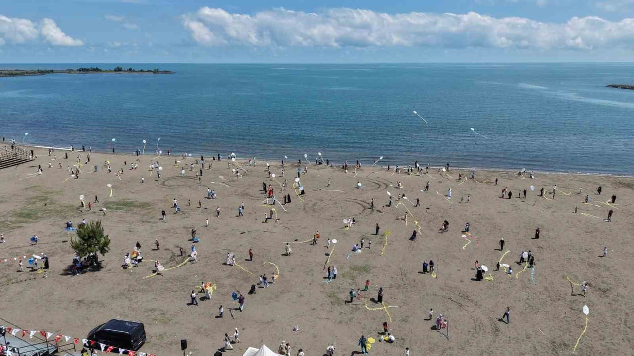 SAMSUN'UN TERME BELEDİYESİ TARAFINDAN DÜZENLENEN UÇURTMA ŞENLİĞİ, AİLELERİ VE ÇOCUKLARI BİR ARAYA...