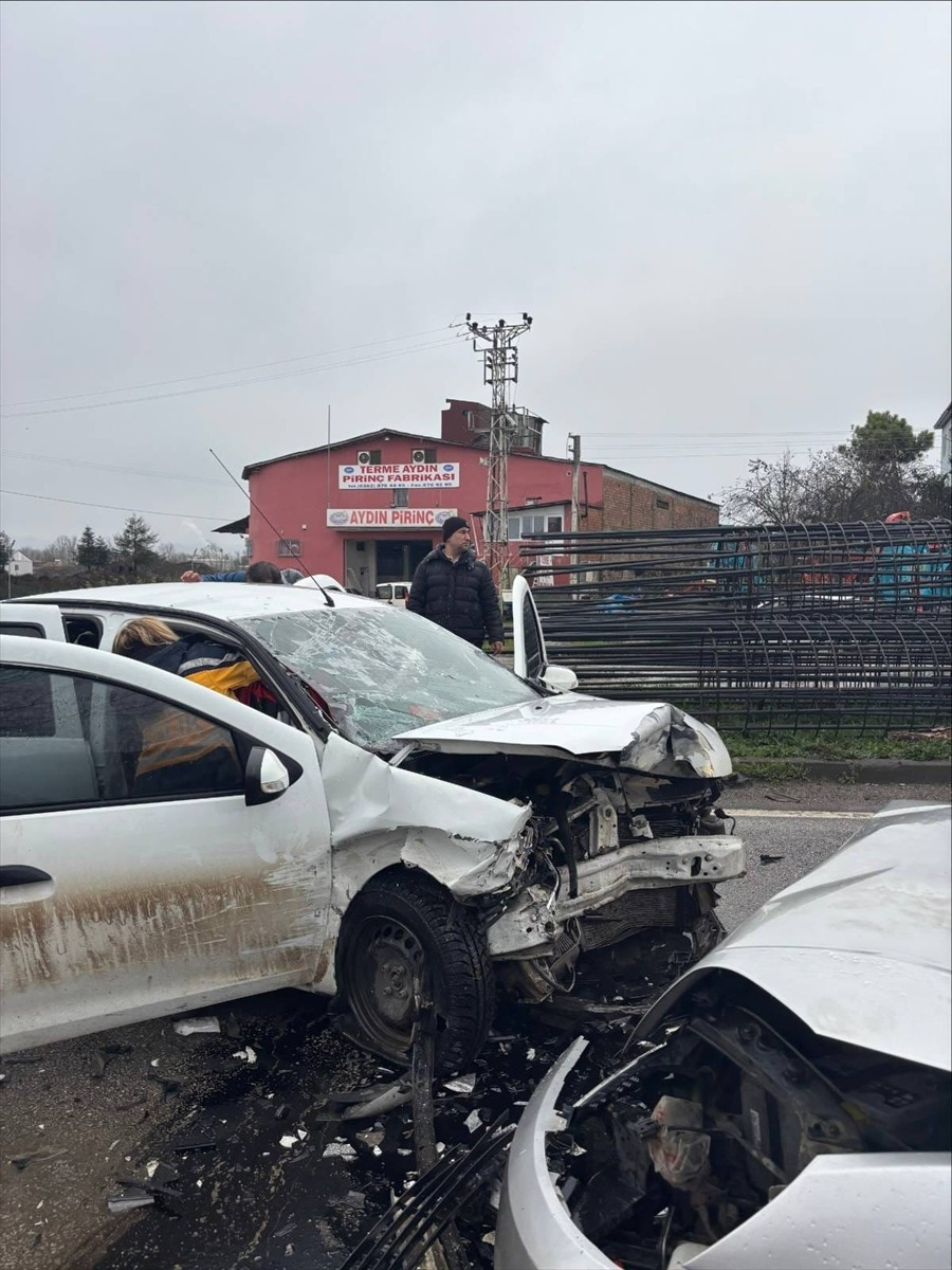 Samsun'un Terme ilçesinde 3 aracın karıştığı trafik kazasında 6 kişi yaralandı.