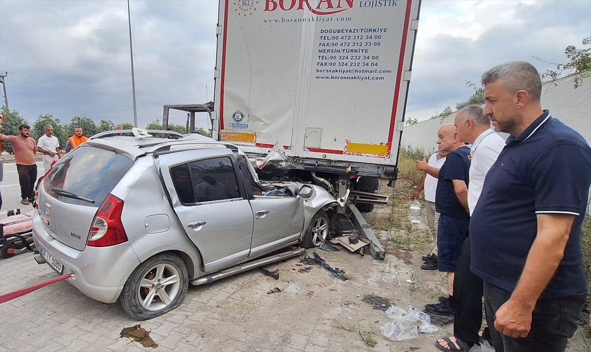 Samsun'un Terme ilçesinde, park halindeki çekiciye bağlı römorka çarpan otomobildeki 1 kişi öldü...
