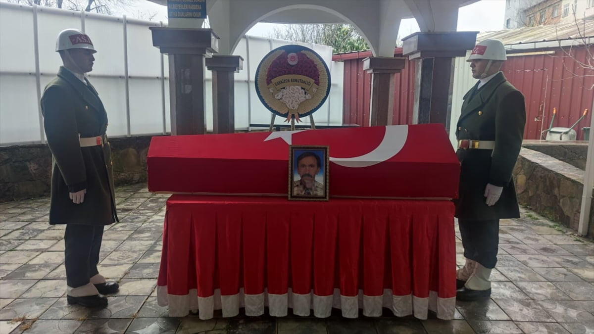 Samsun'un Terme ilçesinde yaşamını yitiren Kıbrıs gazisi Hüseyin Kul'un cenazesi toprağa...