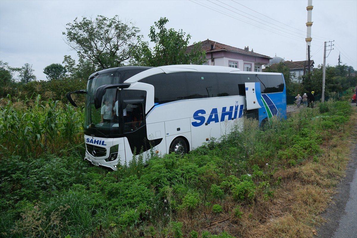 Samsun'un Terme ilçesinde yolcu otobüsünün, yolun kenarında kamyonete branda çekmeye çalışanlara...