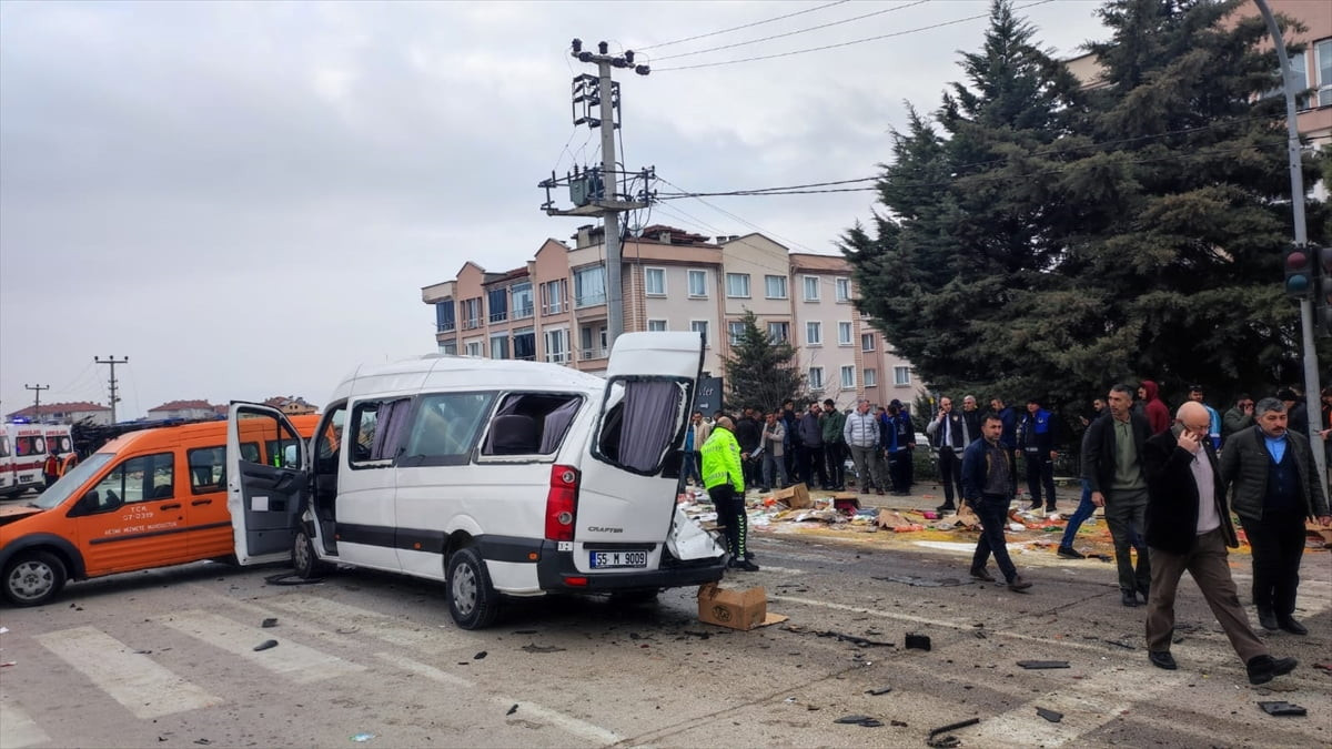 Samsun'un Vezirköprü ilçesinde altı aracın karıştığı trafik kazasında ilk belirlemelere göre 19...