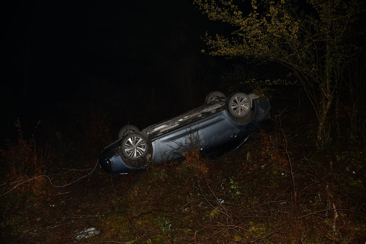 Samsun'un Vezirköprü ilçesinde otomobilin şarampole devrilmesi sonucu 2'si çocuk 7 kişi...