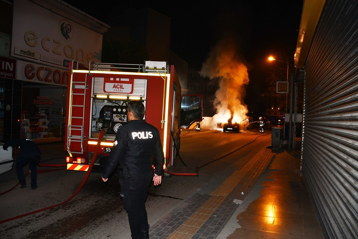Samsun'un Vezirköprü ilçesinde park halindeyken yanan otomobil kullanılamaz hale geldi.