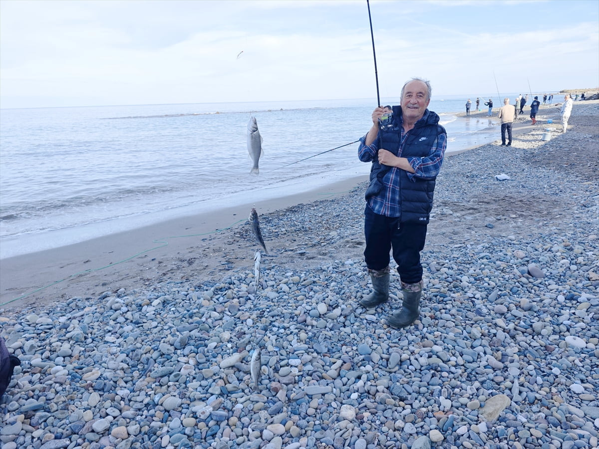 Samsun'un Yakakent ilçesi açıklarında faaliyet gösteren bir balık çiftliğinde kafesin zarar görüp...