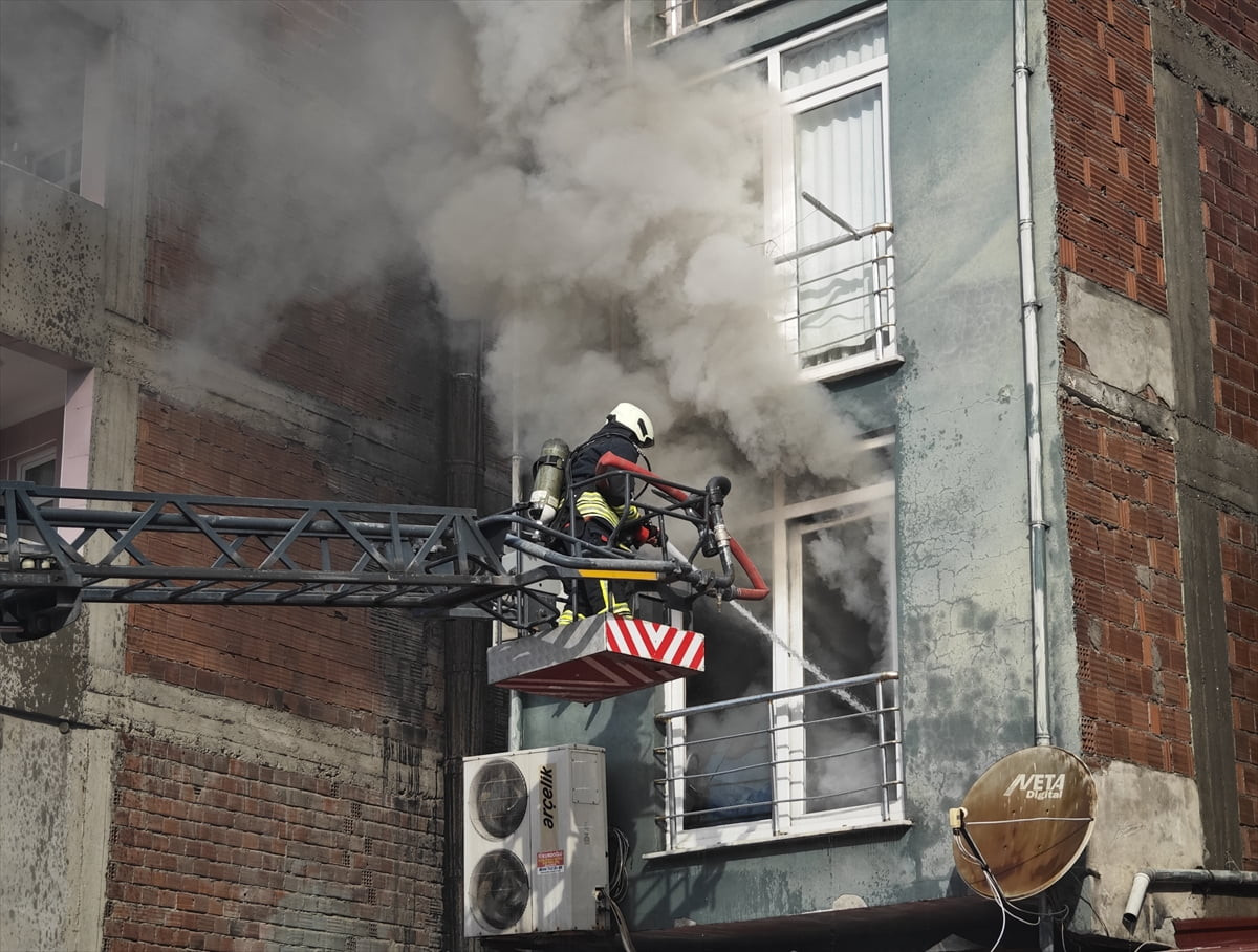 Samsun'un Yakakent ilçesinde bir pansiyonda çıkan yangın itfaiye ekiplerince söndürüldü.