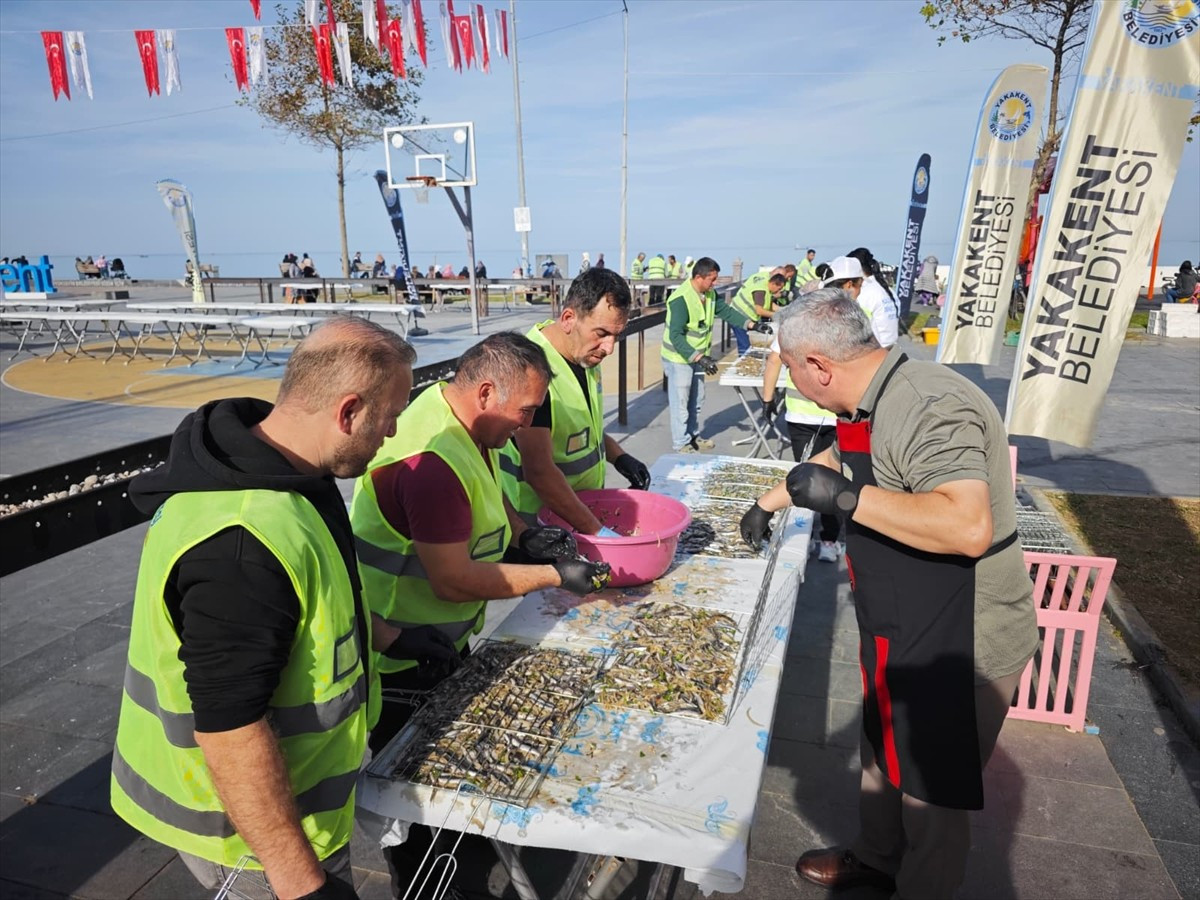 Samsun'un Yakakent ilçesinde düzenlenen hamsi festivalinde katılımcılara 3 ton hamsi ikram...
