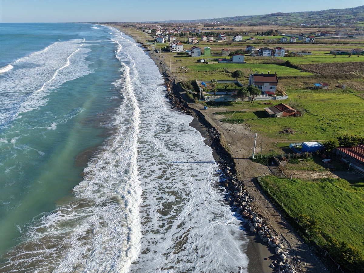 Samsun'un Yakakent ilçesinde kuvvetli fırtına ve dalgalar kıyı erozyonuna yol açtı.
