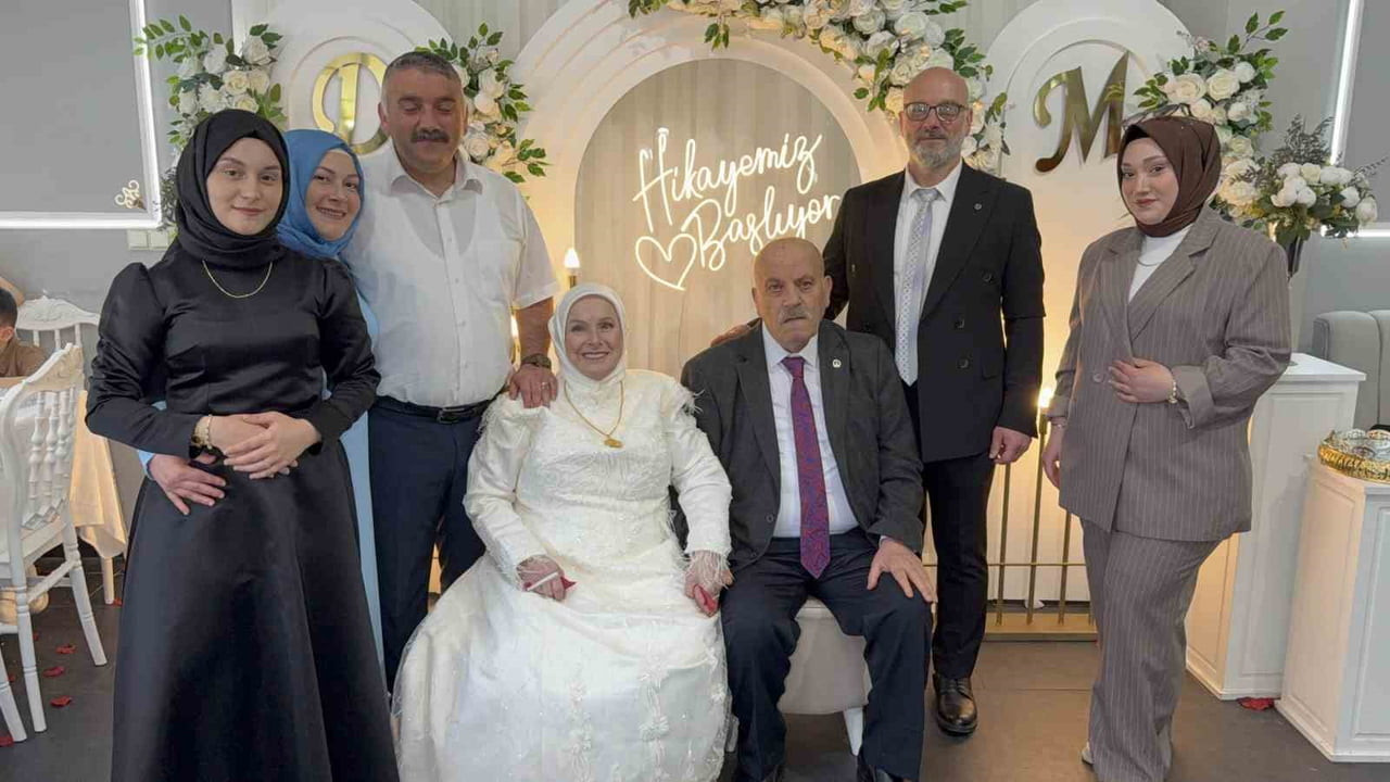 SAMSUN’DA 52 YIL ÖNCE KAÇARAK EVLENEN VE O DÖNEMDE DÜĞÜN YAPAMAYAN ÇİFT, ÇOCUKLARI VE TORUNLARININ...