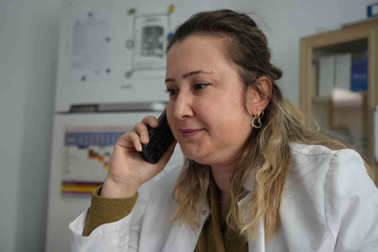 SAMSUN’DA BİR AİLE SAĞLIĞI MERKEZİNDE GÖREV YAPAN EBE BEHİCE BASTEM (41), 3 BİN KİŞİYİ ARAYARAK...