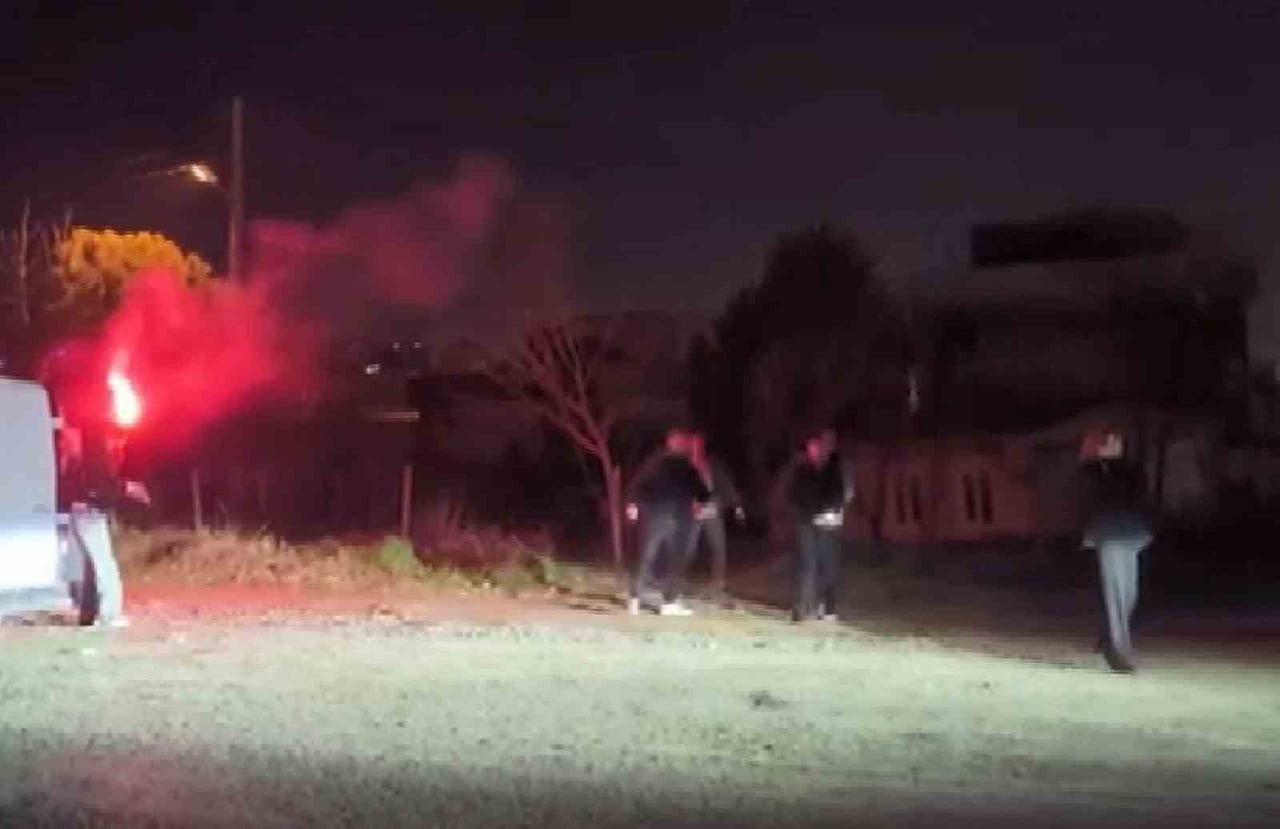 SAMSUN’DA BİR GENÇ, SEVGİLİSİNİ ŞAŞIRTMAK İÇİN ARKADAŞLARIYLA ORGANİZE ETTİĞİ KURGU BİR MEYDAN...