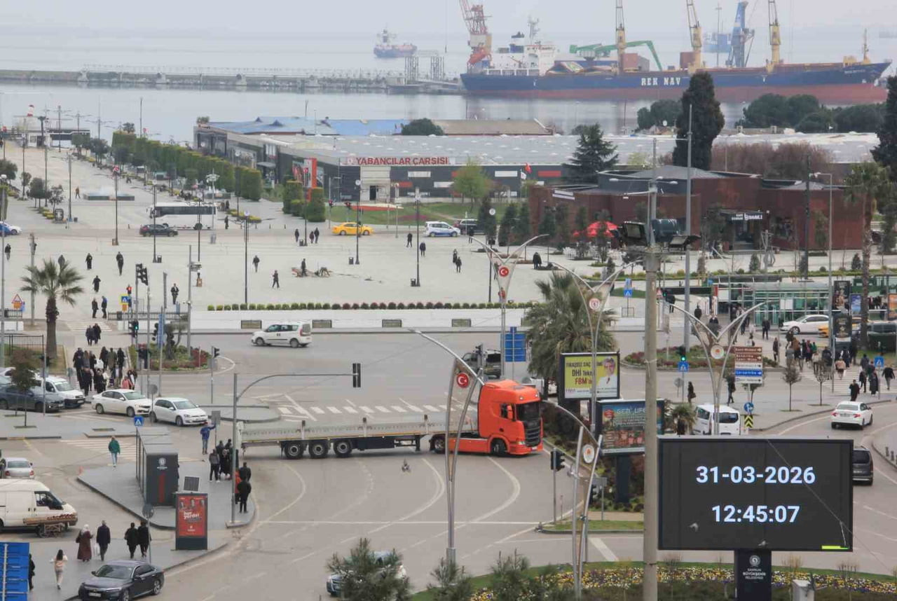 SAMSUN’DA BİR TIRIN, ÖNLEM ALINMADAN BULVARDA MANEVRA YAPMASI TRAFİĞİ TEHLİKEYE DÜŞÜRDÜ.