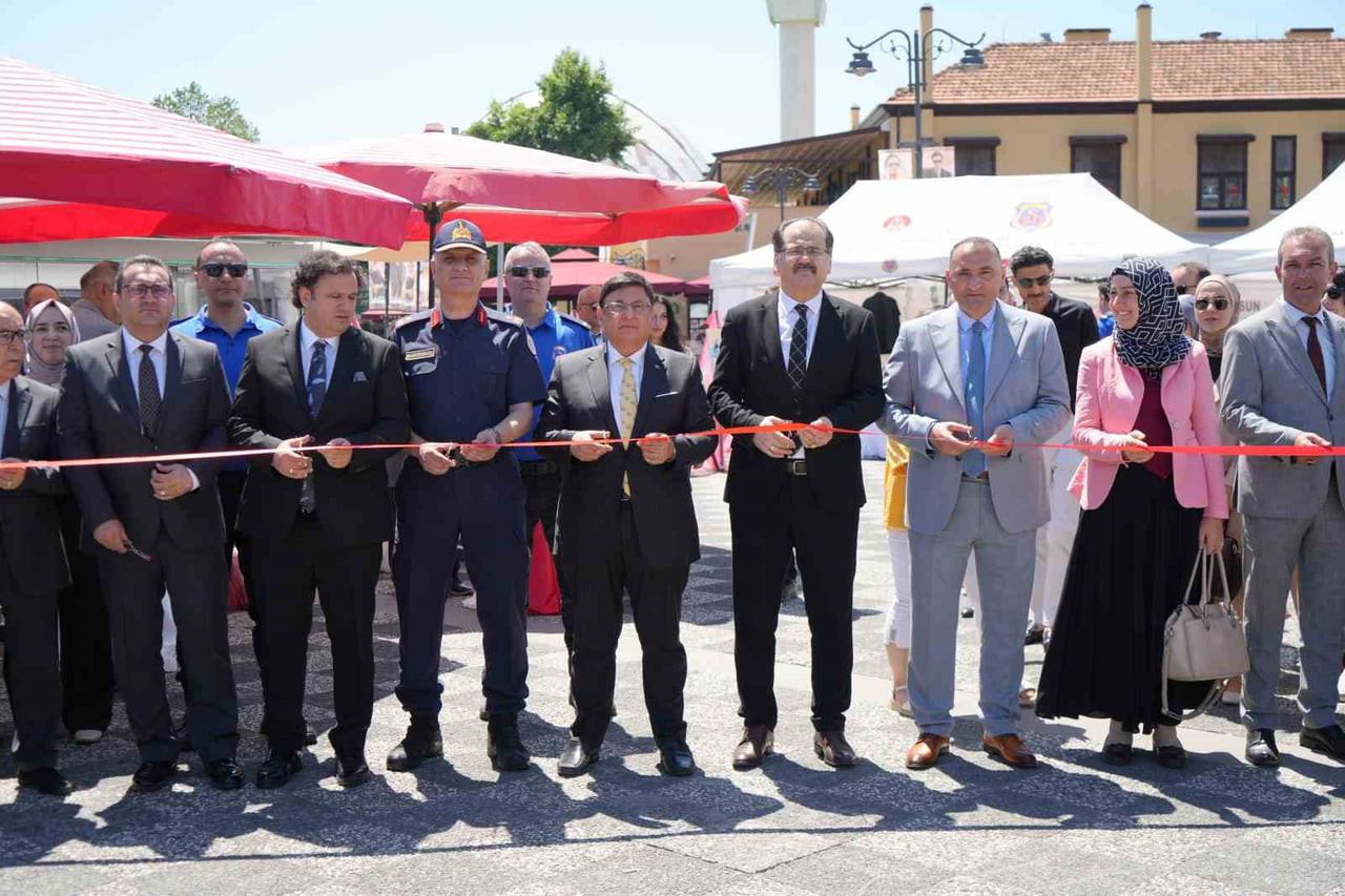 SAMSUN’DA CEZA İNFAZ KURUMLARINDA BULUNAN MAHKUMLARIN ÜRETTİĞİ ESERLER SERGİSİ AÇILDI. SERGİDE...
