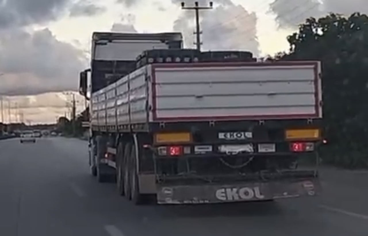 SAMSUN’DA DENETİMLERDEN KAÇMAK İÇİN PLAKASINI KÖPÜKLE KAPATTIĞI TESPİT EDİLEN TIR’A 236 BİN LİRA...