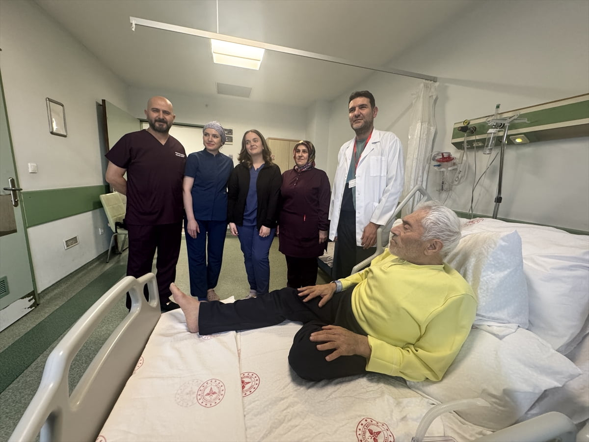 Samsun’da, doğuştan göğüs kafesi deformitesi (güvercin göğsü) ve ileri derecede skolyozu bulunan...