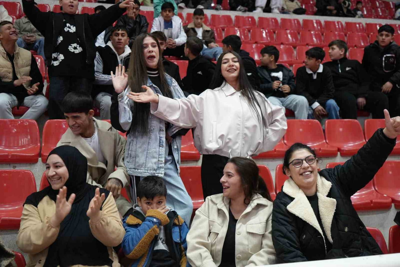 SAMSUN’DA DÜZENLENEN DÜNYA ROMANLAR GÜNÜ ETKİNLİĞİNDE ROMAN VATANDAŞLARIN DANS GÖSTERİLERİ BEĞENİ...