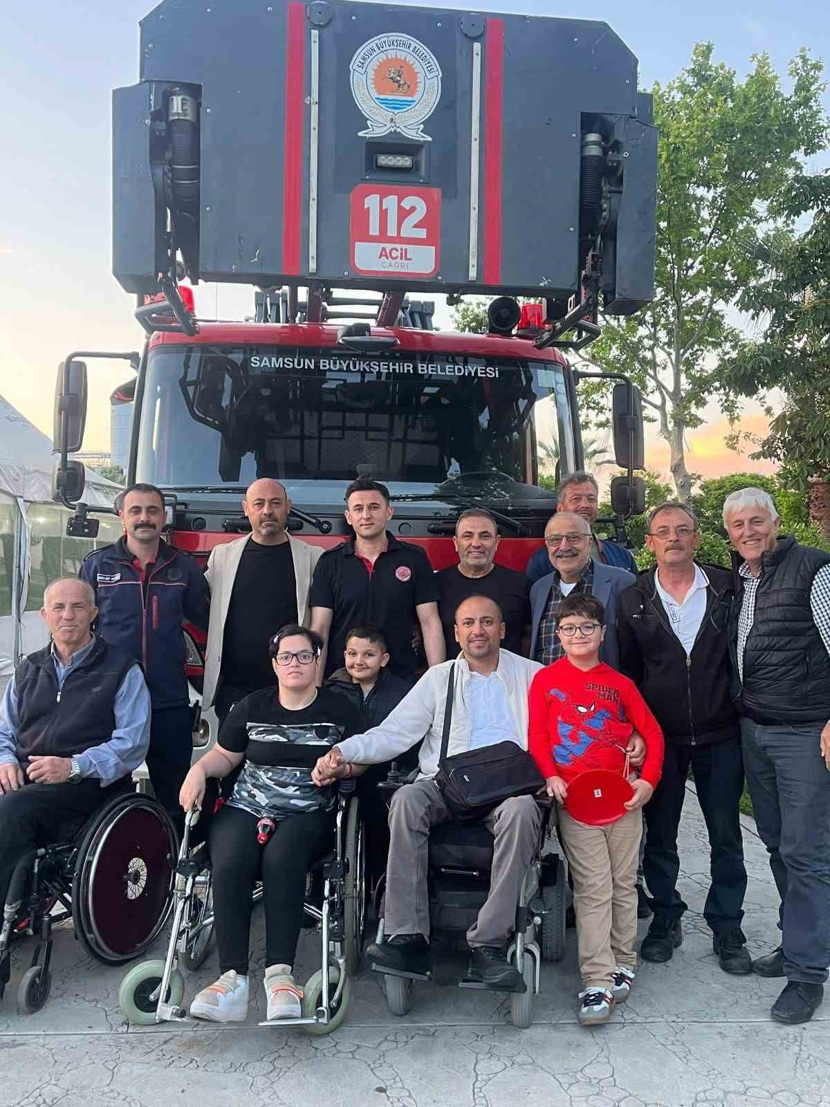 SAMSUN’DA ELEKTRİK DİREĞİNDE BULUNAN YUVADAN DÜŞEN YAVRU KARGAYA ENGELLİ VATANDAŞLAR SAHİP ÇIKTI....