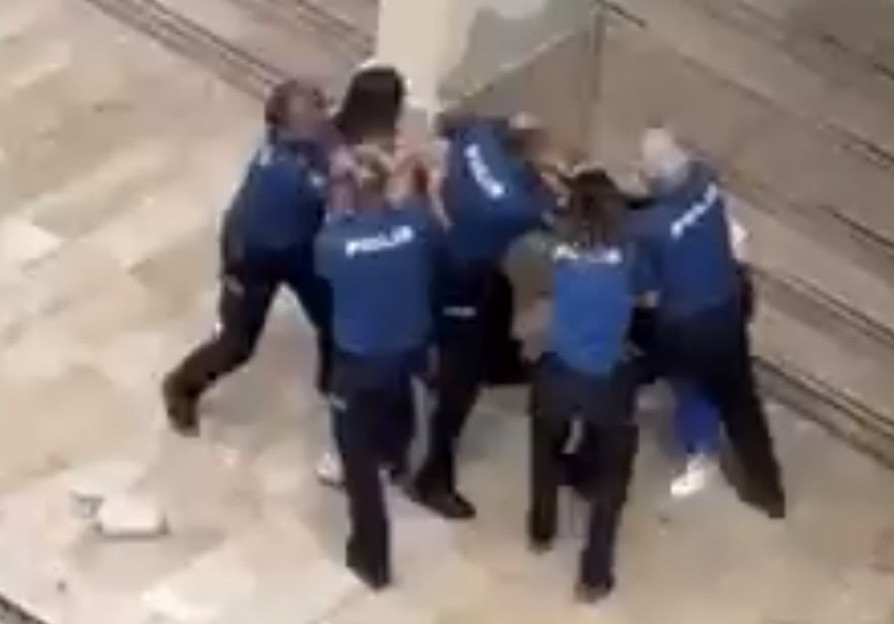 SAMSUN’DA ESKİ ADLİYE BİNASINDA BULUNAN DENETİMLİ SERBESTLİK MÜDÜRLÜĞÜ ÖNÜNDE İKİ KADIN ARASINDA...