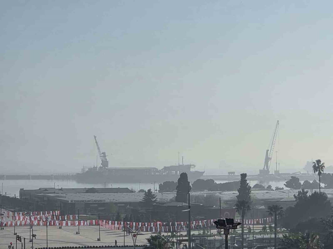 SAMSUN’DA GÜNÜN İLK SAATLERİ İLE BİRLİKTE ETKİLİ OLAN PUS VE SİS, SABAH DA ETKİSİNİ DEVAM...