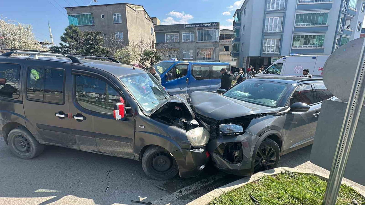 SAMSUN’DA HAFİF TİCARİ ARAÇ İLE SUV TİPİ ARACIN KAFA KAFAYA ÇARPIŞTIĞI KAZADA 4 KİŞİ...