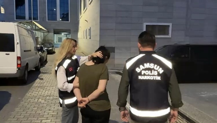 SAMSUN’DA HAKKINDA 49 YIL 4 AY 24 GÜN KESİNLEŞMİŞ HAPİS CEZASI BULUNAN KADIN HÜKÜMLÜ E.E.(41)...