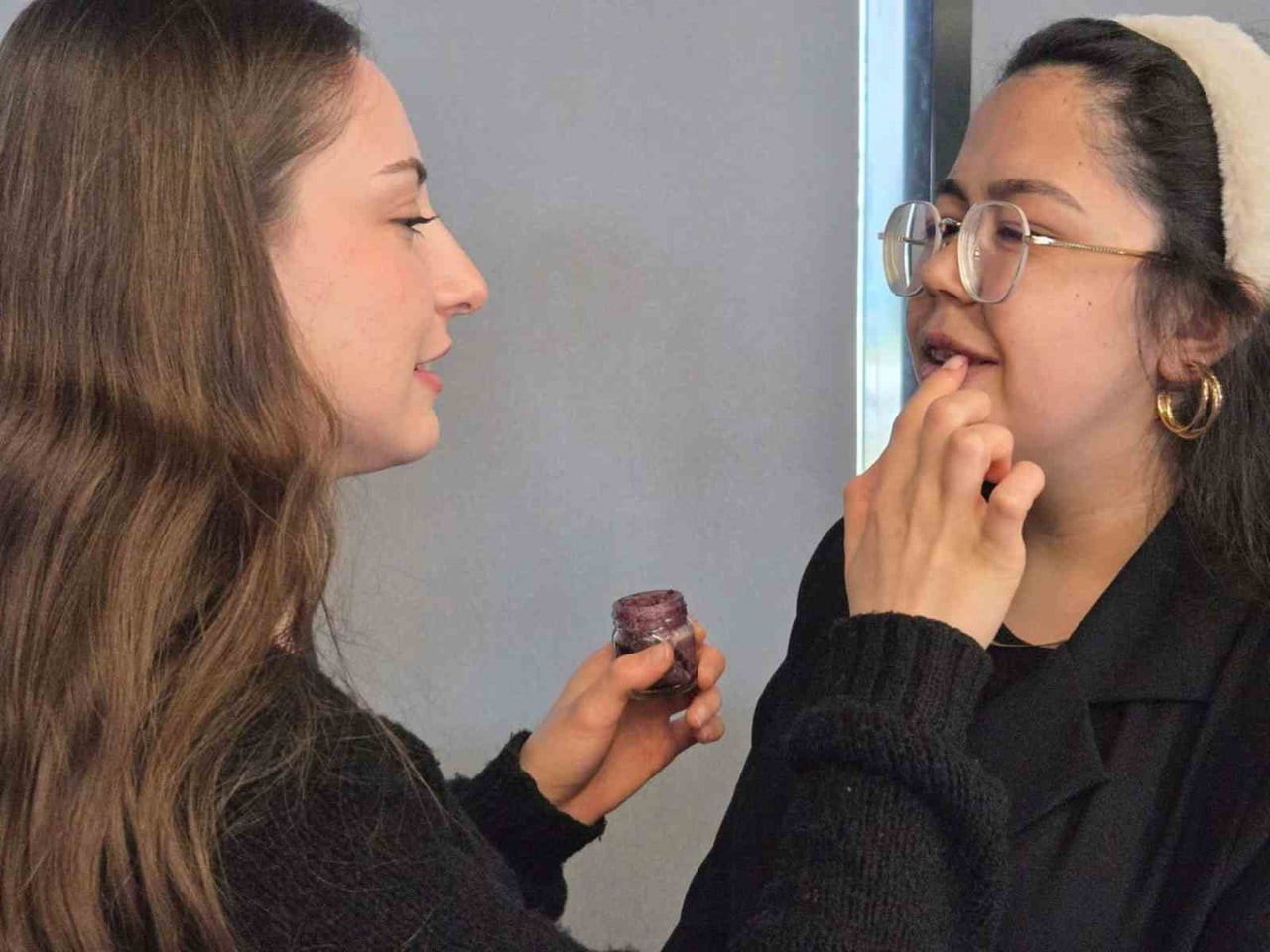 SAMSUN’DA HALK EĞİTİM ÖĞRETMEN VE ÖĞRENCİLERİ SOĞAN RUJ VE YENİLEBİLİR SİMLİ RUJ ÜRETTİ. RUJU...