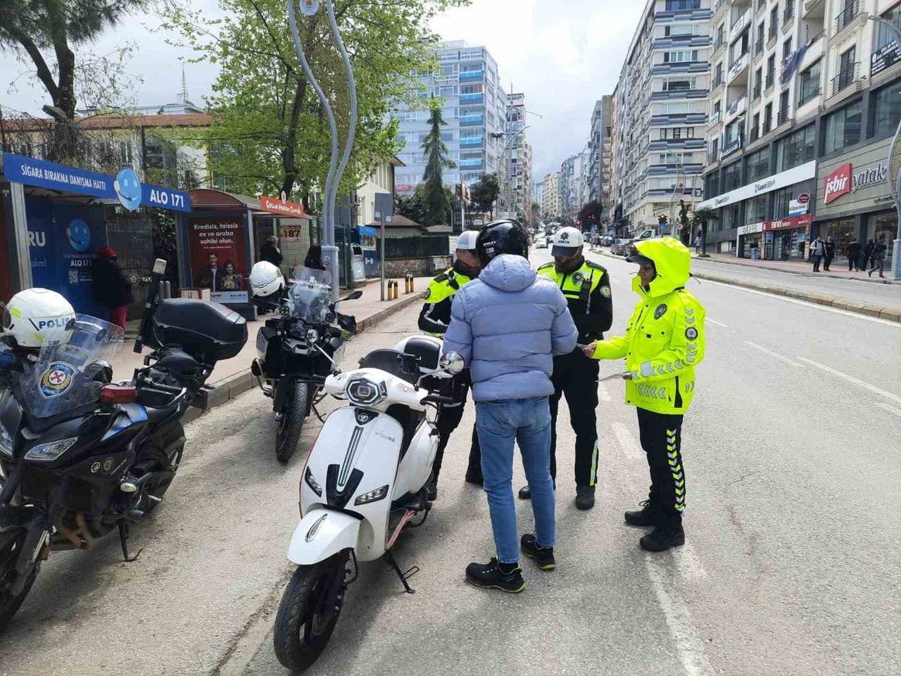 SAMSUN’DA KARAYOLLARI TRAFİK GÜVENLİĞİ HAFTASI KAPSAMINDA LİSE ÖNÜNDE DÜZENLENEN ETKİNLİKTE...