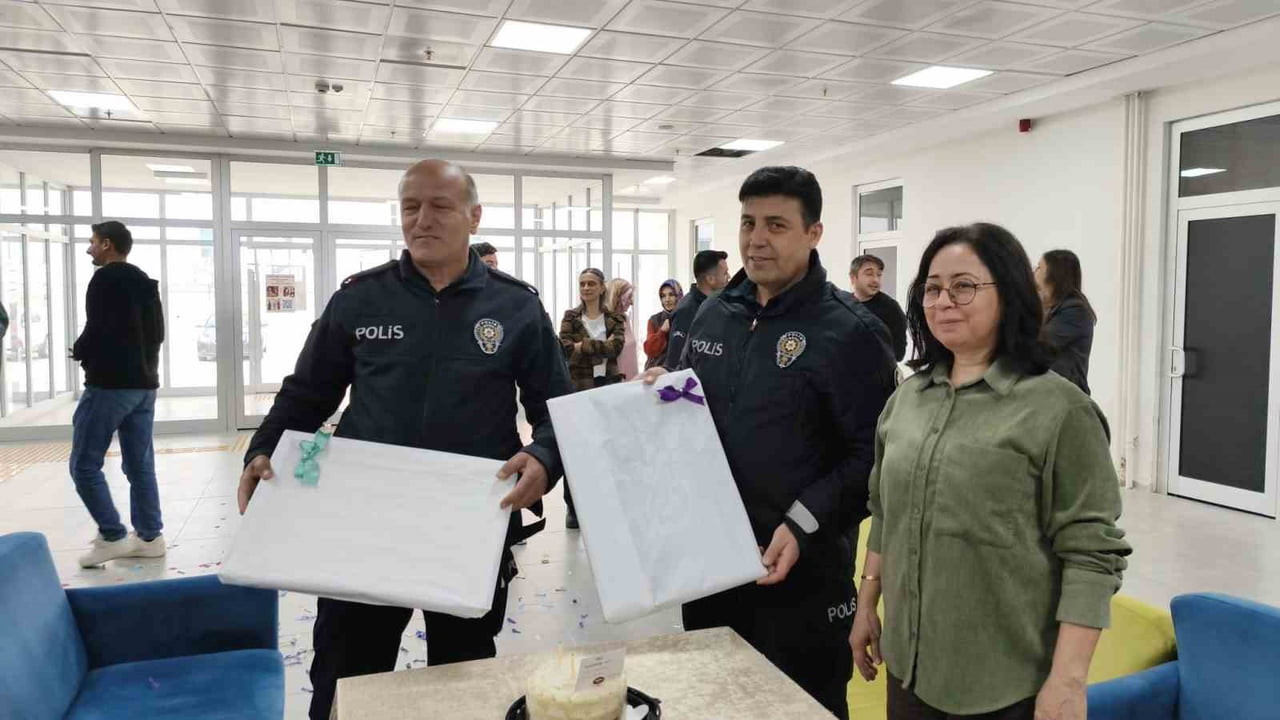 SAMSUN’DA KIZ ÖĞRENCİ YURDUNDA "OLAY VAR" İHBARI ÜZERİNE GELEN POLİS EKİPLERİNE PASTA KESİLİP...