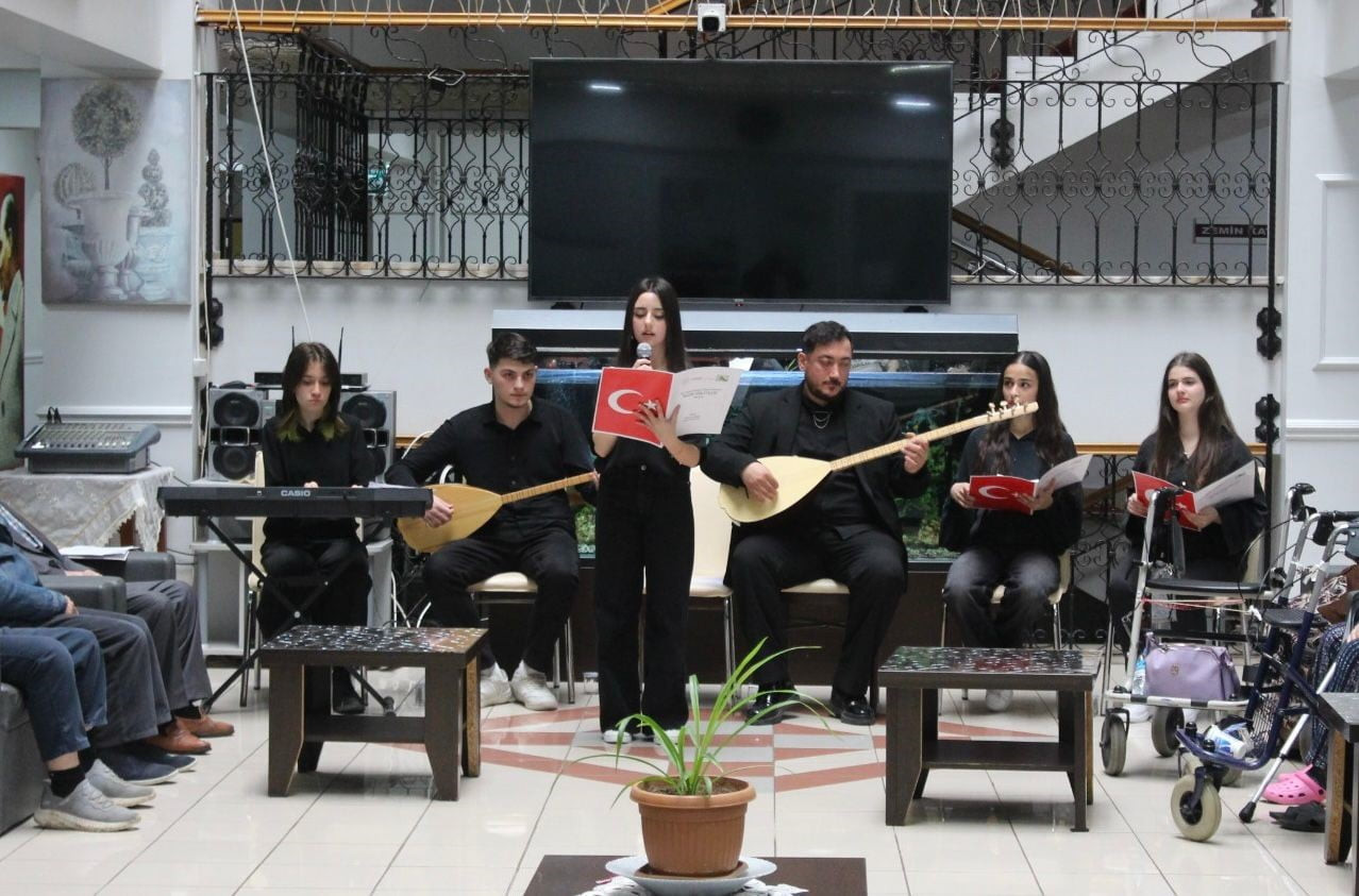 SAMSUN’DA LİSE ÖĞRENCİLERİNİN OLUŞTURDUĞU KORO, KADİM TÜRKÜLERİ ÇEŞİTLİ ORTAMLARDA SESLENDİRİYOR....