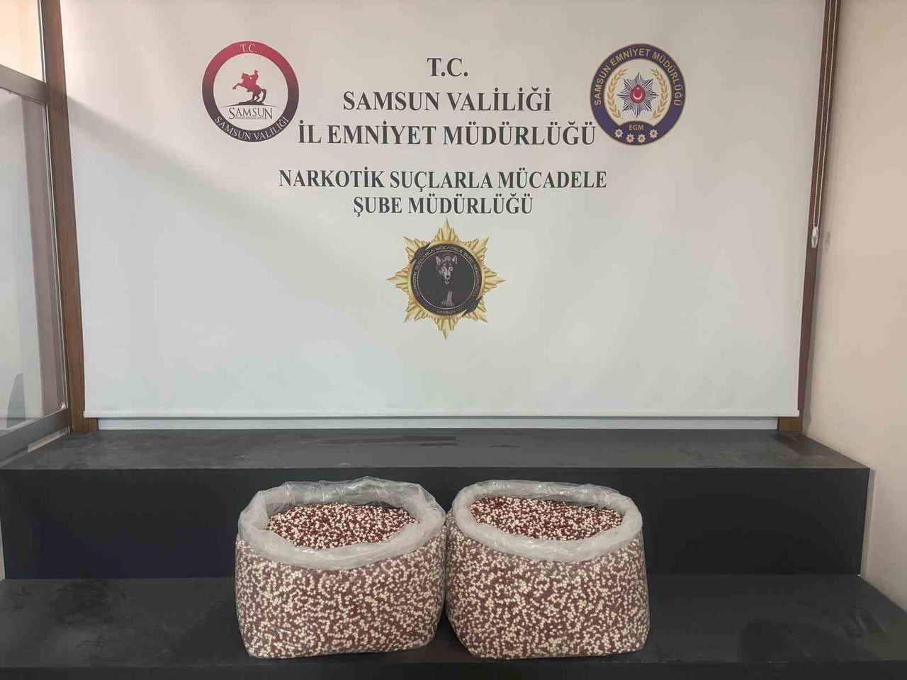 SAMSUN’DA NARKOTİK EKİPLERİNİN DURDURDUĞU TIRIN YATAK BÖLÜMÜNDE 129 BİN 500 ADET SENTETİK ECZA...